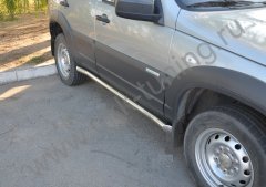 Тюнинг внедорожника Защита штатного порога труба Chevrolet Niva 2010