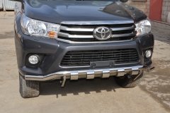 Тюнинг внедорожника Защита переднего бампера Toyota Hilux 2015
