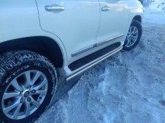 Тюнинг внедорожника Защита штатного порога труба Toyota Land Cruiser 200  2015