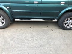 Тюнинг внедорожника Порог труба с проступью Mitsubishi Pajero Sport 1998-2007