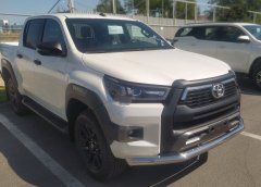 Тюнинг внедорожника Защита переднего бампера Toyota Hilux Black Onyx 2020