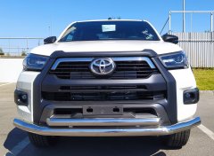 Тюнинг внедорожника Защита переднего бампера Toyota Hilux Black Onyx 2020