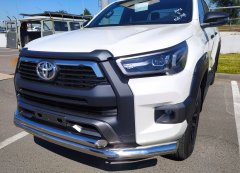 Тюнинг внедорожника Защита переднего бампера Toyota Hilux Black Onyx 2020
