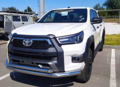 Тюнинг внедорожника Защита переднего бампера Toyota Hilux Black Onyx 2020