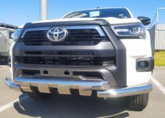 Тюнинг внедорожника Защита переднего бампера Toyota Hilux Black Onyx 2020