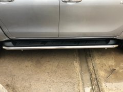 Тюнинг внедорожника Защита штатного порога труба Toyota Hilux Black Onyx 2020