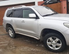Тюнинг внедорожника Защита штатного порога труба Toyota Land Cruiser 200 2007-2012
