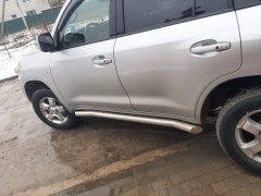 Тюнинг внедорожника Защита штатного порога труба Toyota Land Cruiser 200 2007-2012