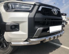 Тюнинг внедорожника Защита переднего бампера Toyota Hilux Black Onyx 2020