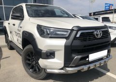 Тюнинг внедорожника Защита переднего бампера Toyota Hilux Black Onyx 2020