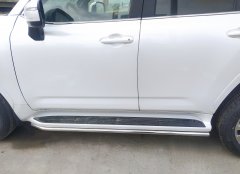 Тюнинг внедорожника Защита штатного порога труба Toyota Land Cruiser 300 2021 (Комфорт плюс)