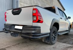 Тюнинг внедорожника Защита заднего бампера Toyota Hilux Black Onyx 2020
