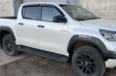 Тюнинг внедорожника Защита штатного порога труба Toyota Hilux Black Onyx 2020
