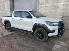 Тюнинг внедорожника Защита штатного порога труба Toyota Hilux Black Onyx 2020