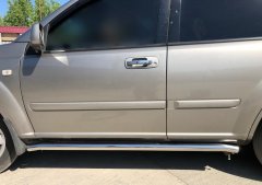 Тюнинг внедорожника Защита штатного порога труба Nissan X-trail 2004-2007 (T30) Первое поколение (Рестайлинг)
