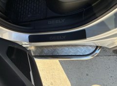 Тюнинг внедорожника Пороги с накладным листом Geely Atlas 2023