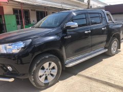 Тюнинг внедорожника Пороги с накладным листом Toyota Hilux 2011