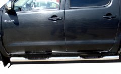 Тюнинг внедорожника Порог труба с проступью Toyota Hilux 2011