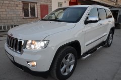 Тюнинг внедорожника Порог труба с проступью Jeep Grand Cherokee 2013