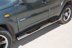 Тюнинг внедорожника Порог труба с проступью Chevrolet Niva 2010