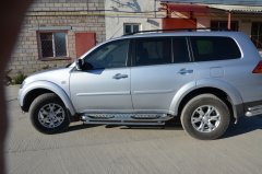 Тюнинг внедорожника Порог труба с проступью Mitsubishi Pajero Sport 2008