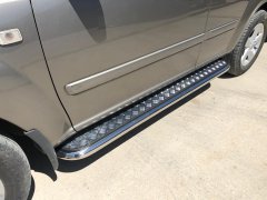 Тюнинг внедорожника Пороги с накладным листом Nissan X-trail 2004-2007 (T30) Первое поколение (Рестайлинг)