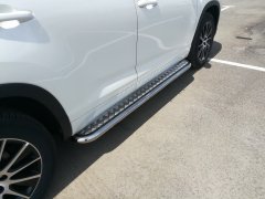 Тюнинг внедорожника Пороги с накладным листом Toyota Highlander 2017